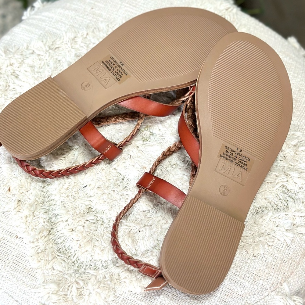 NWT MIA Vaeda Womens Strappy Thong Cognac Sandals Size 9 - Picture 6 of 8